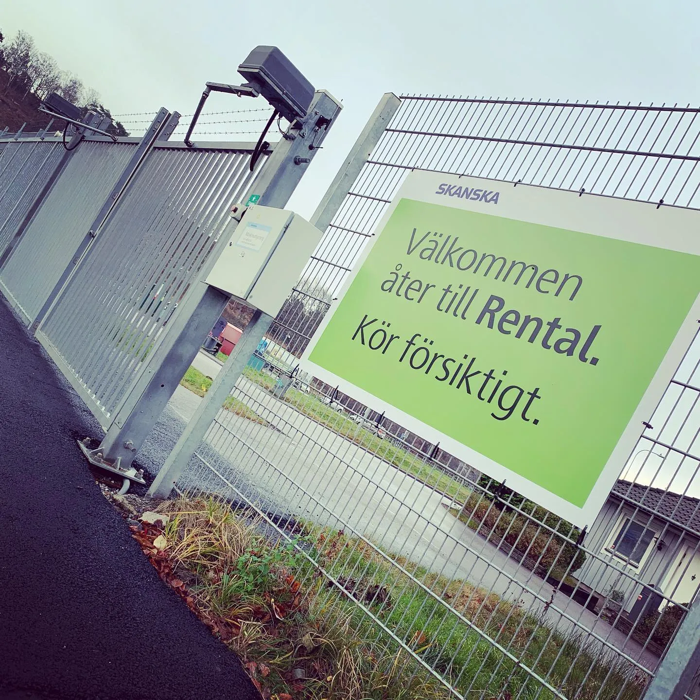 Skanska byggnad med väderskydd