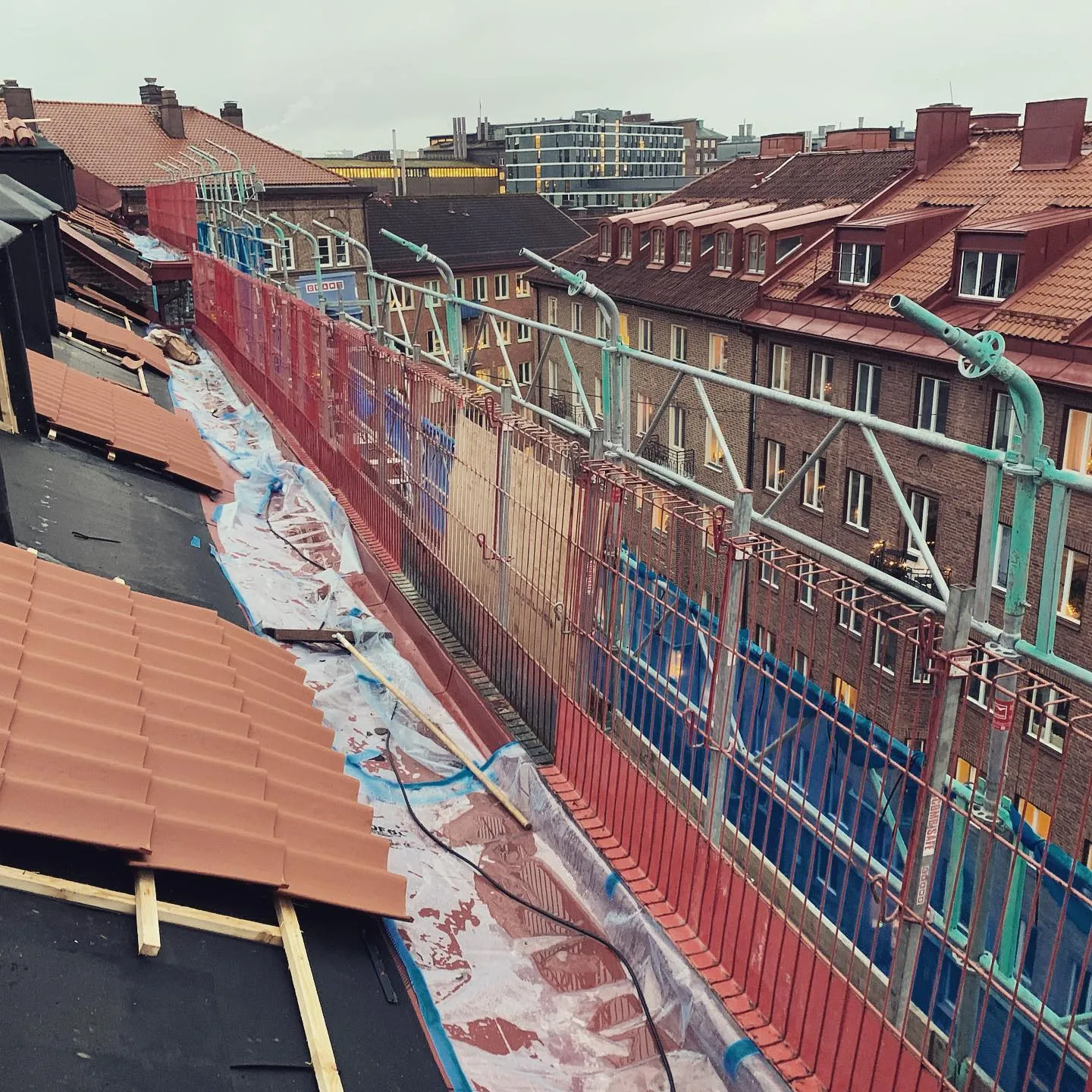 Ställningar på tak med stadspanorama