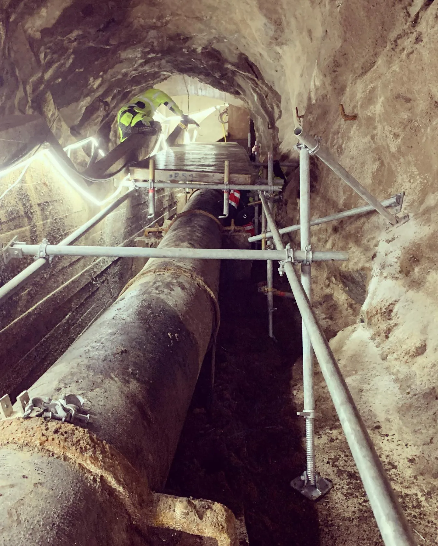 Byggställningar i bergstunnel